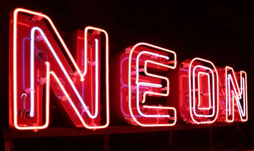 Desain Neon Box Spektakuler: Sulap Acara Spesial Menjadi Tak Terlupakan